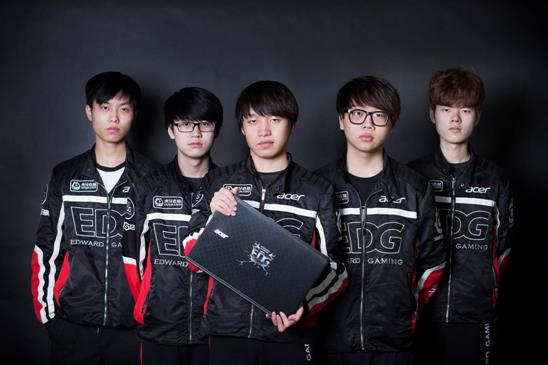 这脚传球太绝了，全队惊呆