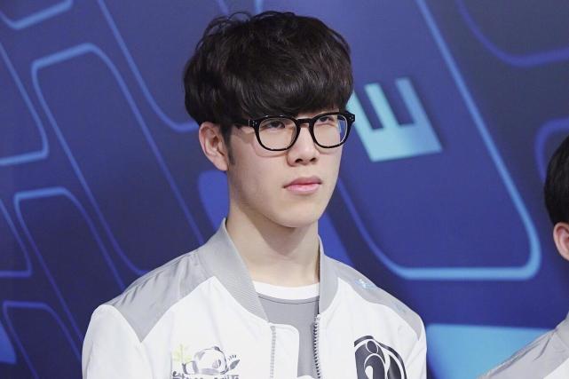 球迷举横幅感谢队长